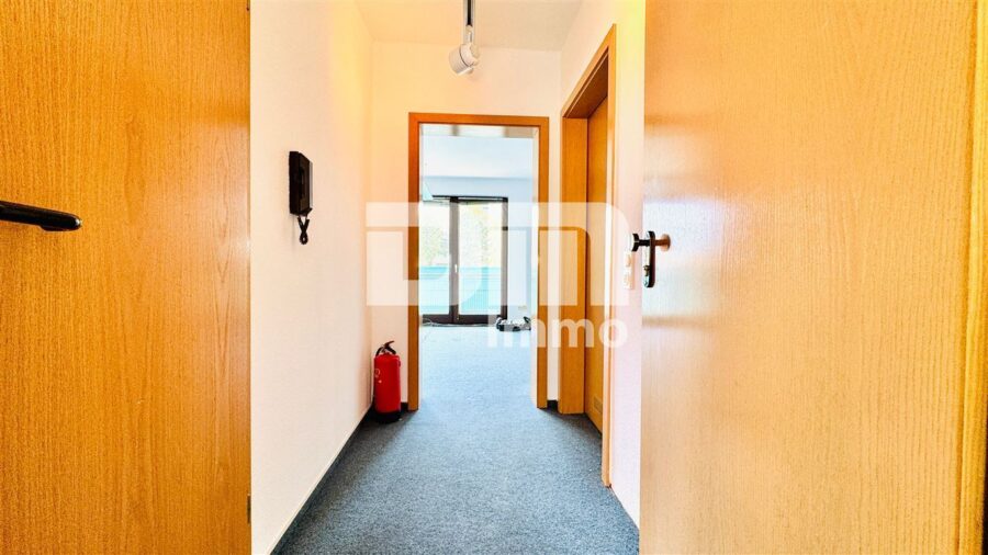 (R)eserviert!Schöne zentral gelegene Wohnung mit großem Balkon und Tiefgaragenstellplatz - Flur / Diele